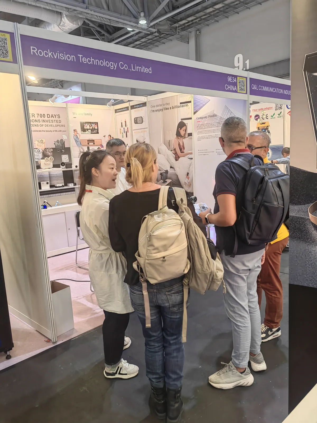 BESUS team discussing projection and creative gift opportunities with an international buyer at Global Sources Hong Kong 2025.
