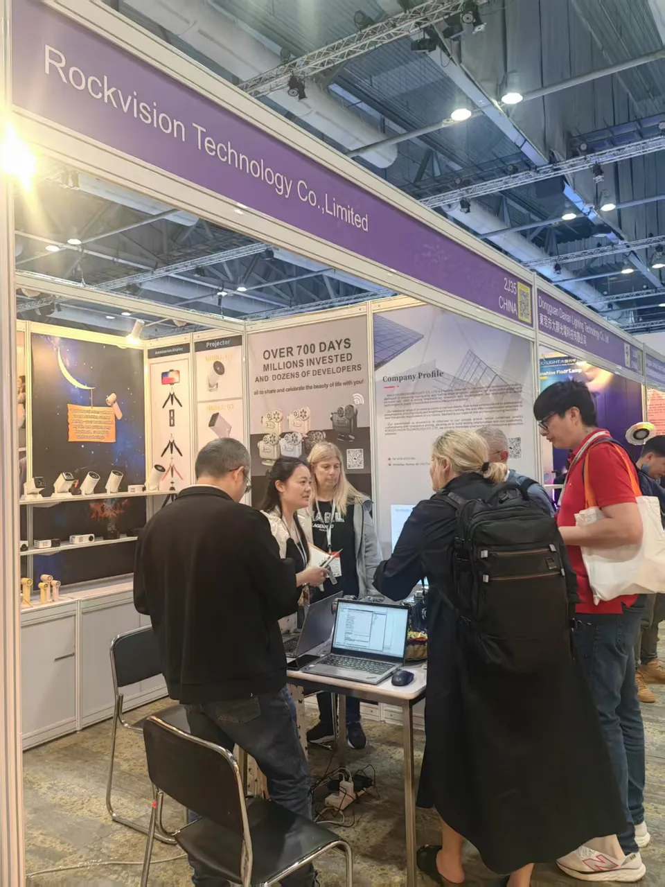 BESUS product discussion with buyers at Global Sources Hong Kong 2025.